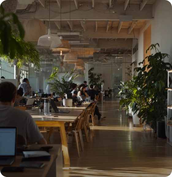 Empleados trabajando juntos en un espacio compartido